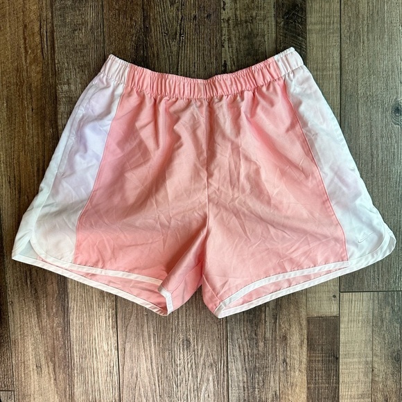 Nike woman’s athletic shorts in pink & white size 4-6 - Picture 1 of 4